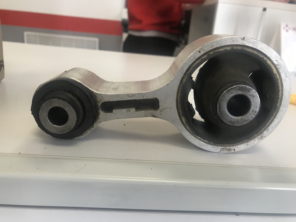 Заміна подушки двигуна Mazda 6 1