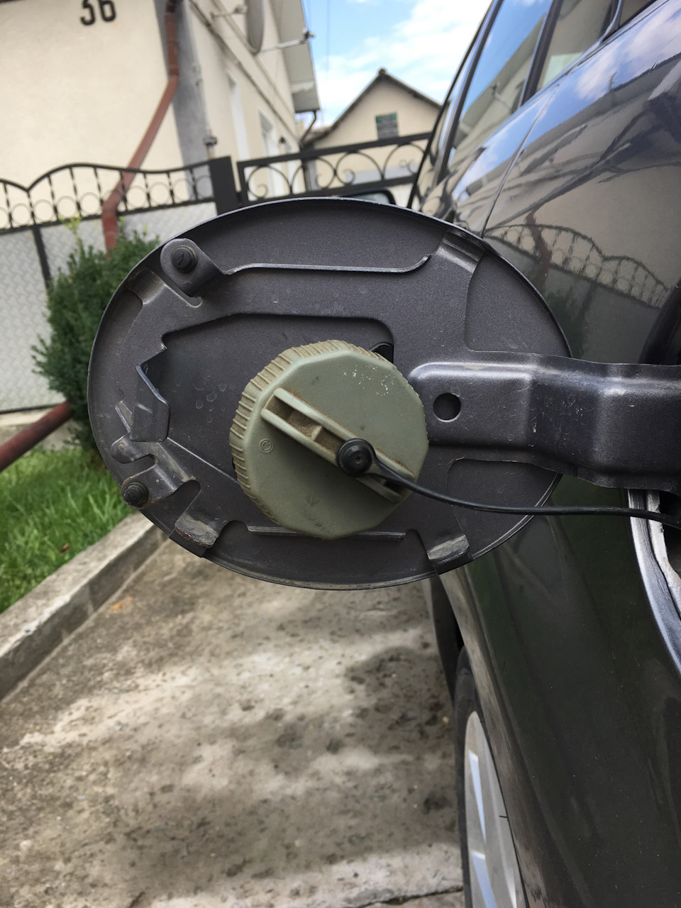 Відгук | Кронштейн кріплення лючка бензобака від Nissan 2