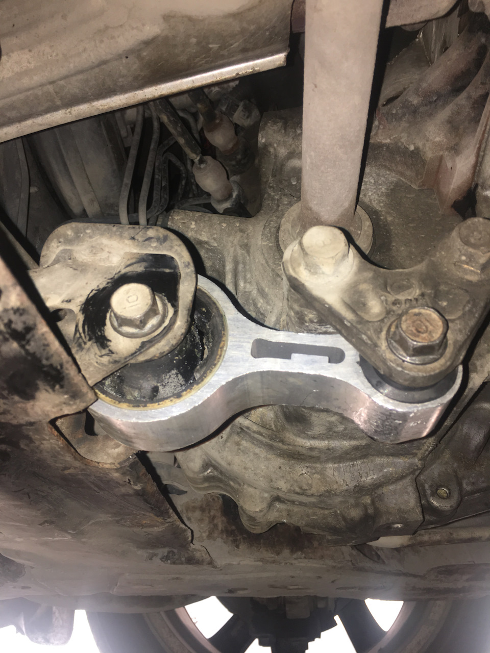 Заміна нижньої подушки двигуна🔧🔩 / легка профілактика корозії 🚘 5