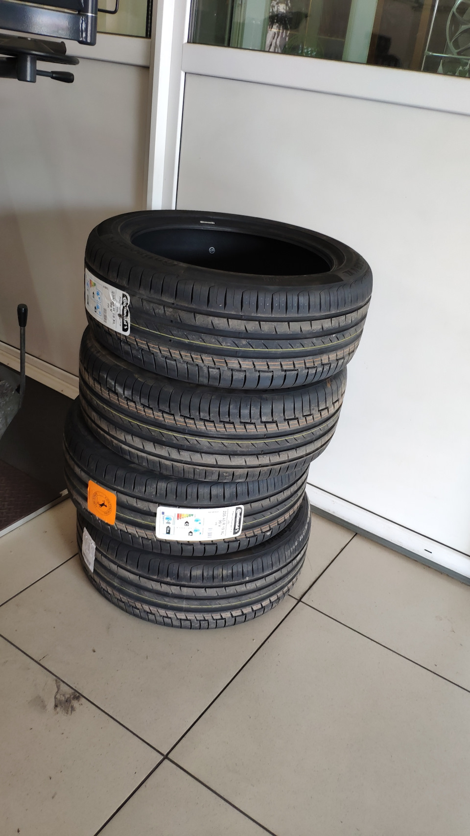 Continental PremiumContact 6 (235/45/R19) 1