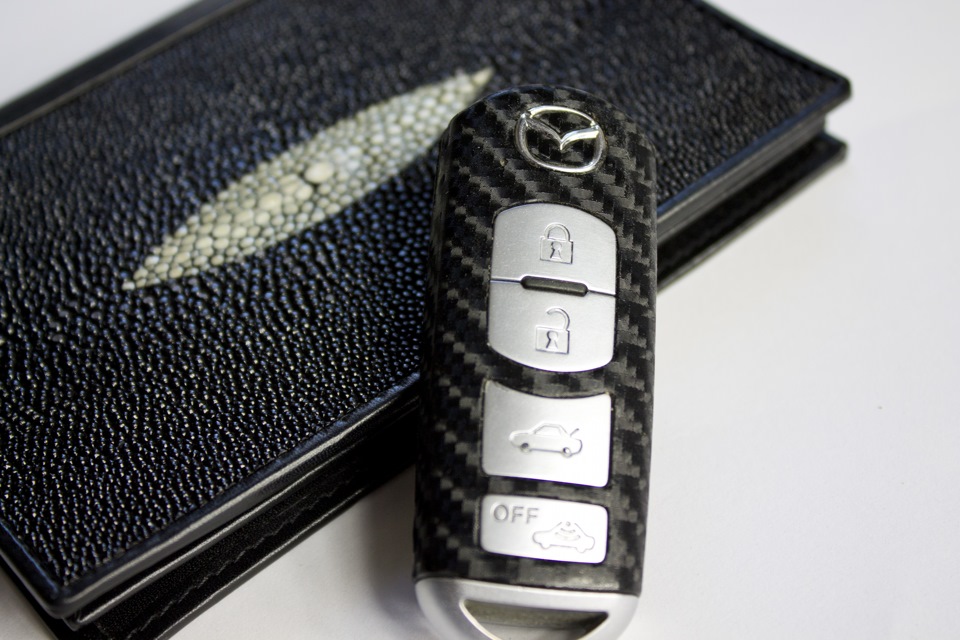 Брелок Mazda в карбон 5