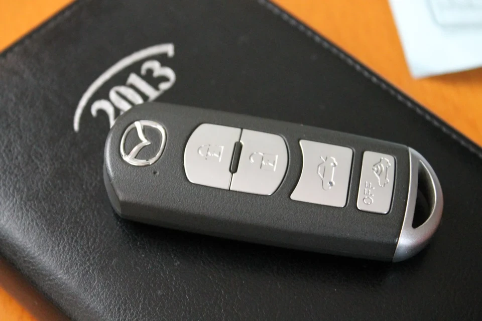 Брелок Mazda в карбон