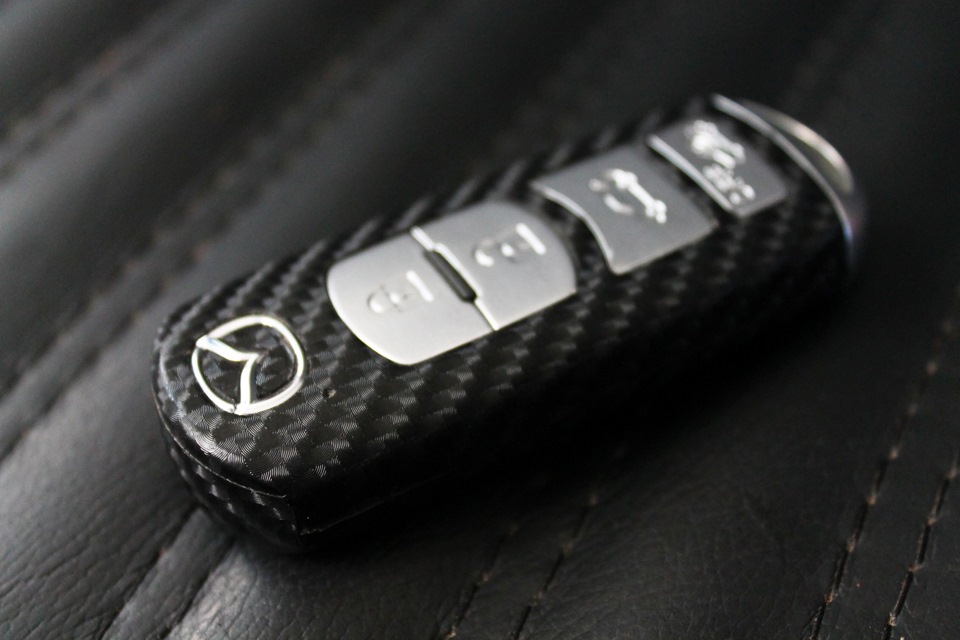 Брелок Mazda в карбон 2