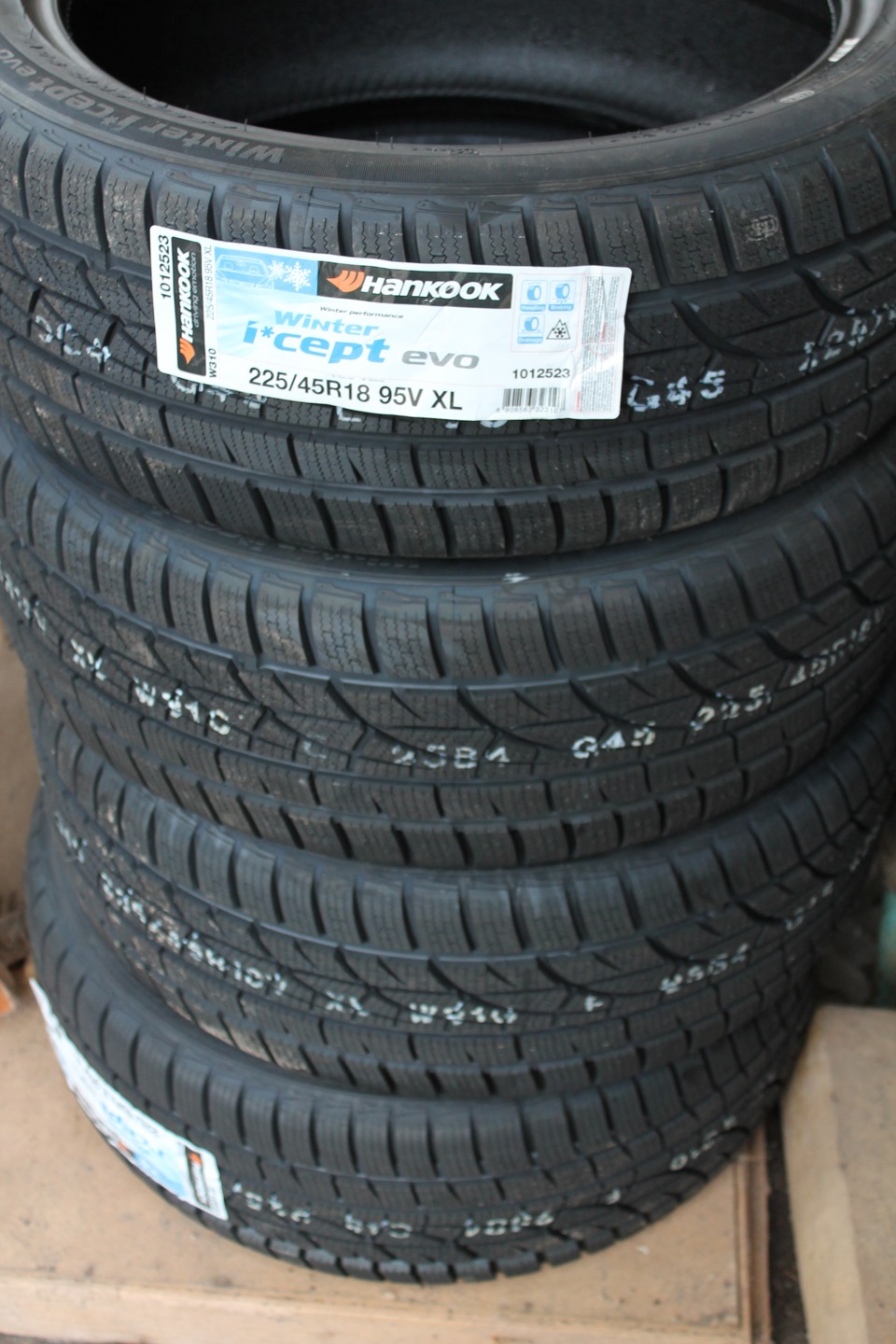 Зимова гума 235/45 R18 2