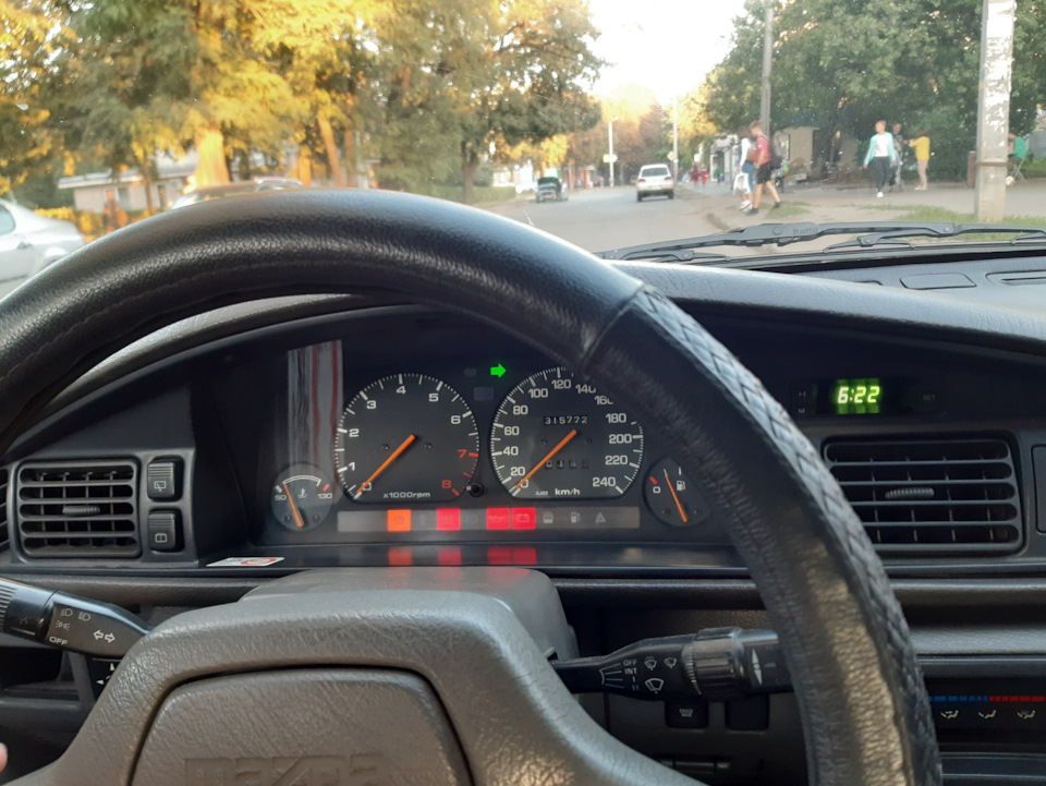 Якщо в тебе мрячить панель - потрібно її пропаяти. Mazda 626 4