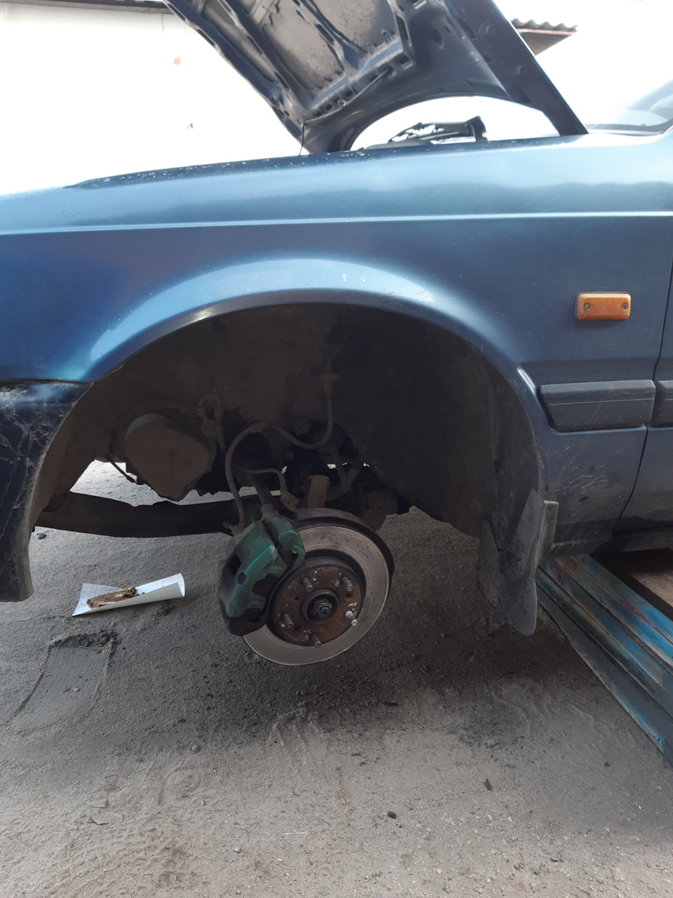 Як потрібно правильно збирати передні стійки на mazda 626 GD 2
