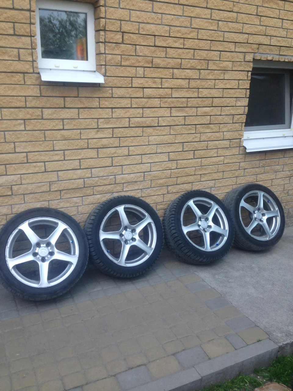 Кому тапки AEZ Icon 5 R17?