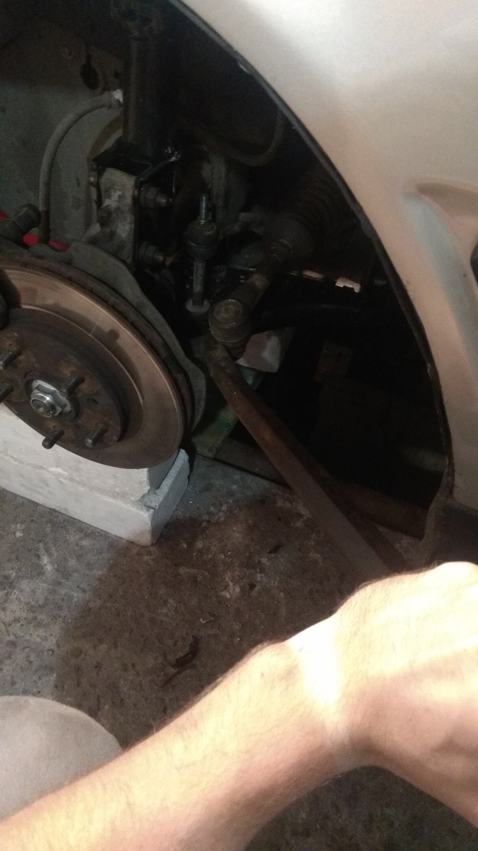 Mazda 626 gd (заміна рульових тяг та наконечники) 3