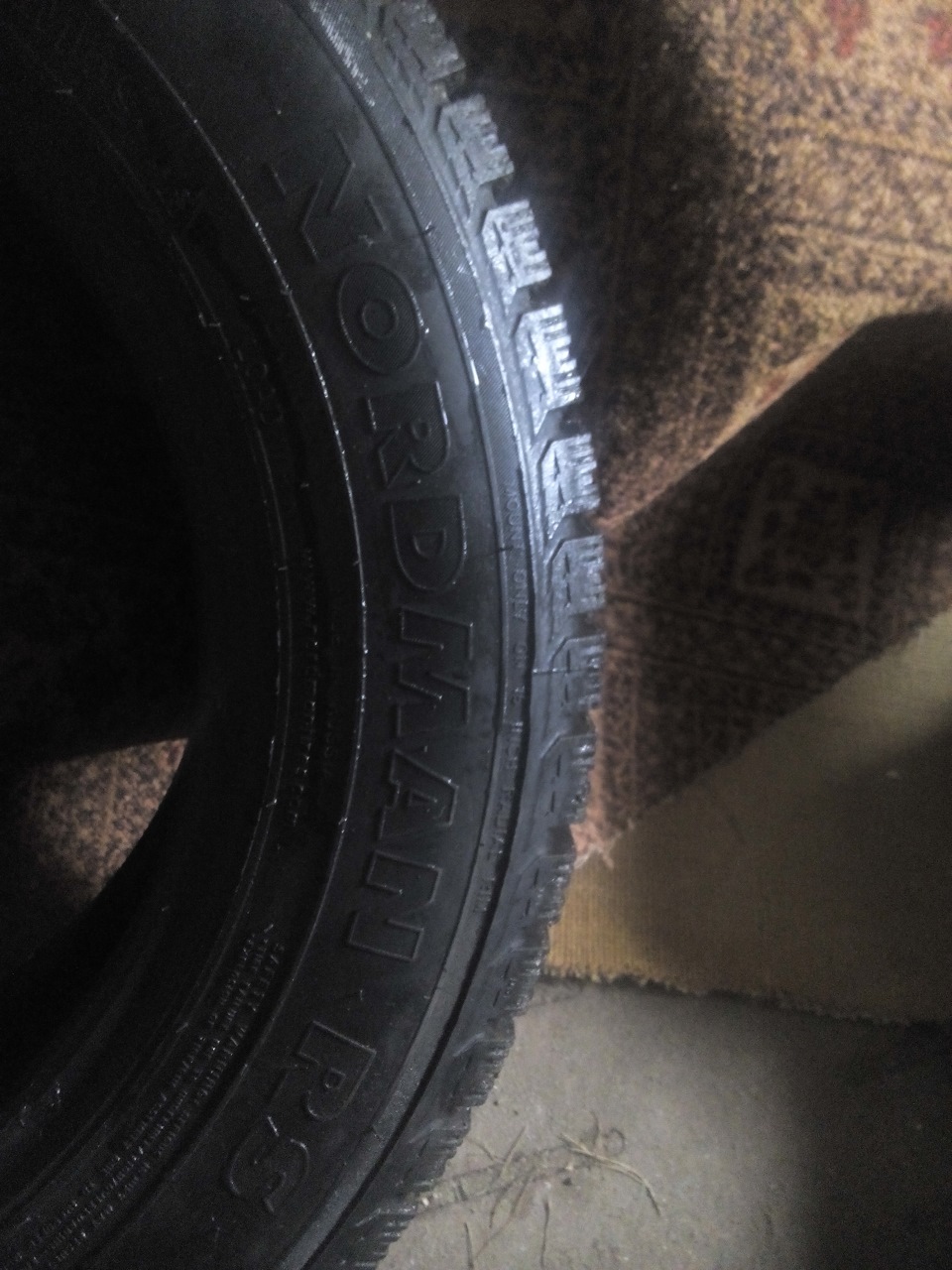 Продам Гума зимова NOKIAN RS 195/65R15 95R ЯК НОВА 4