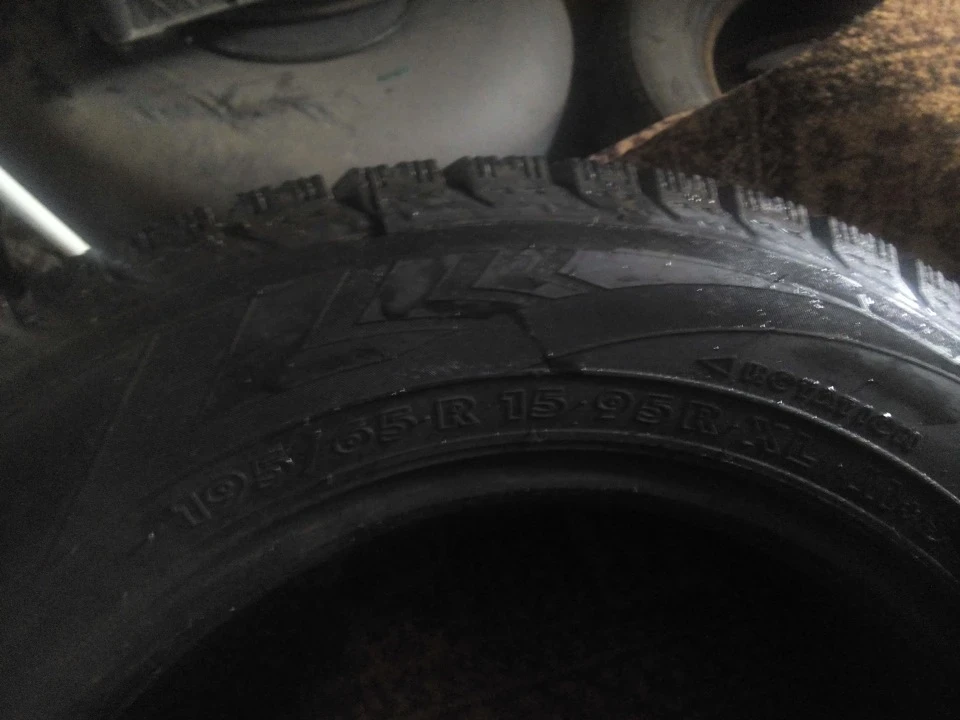 Продам Гума зимова NOKIAN RS 195/65R15 95R ЯК НОВА