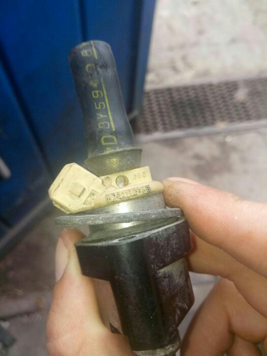Продам форсунку нісан блюберд 2