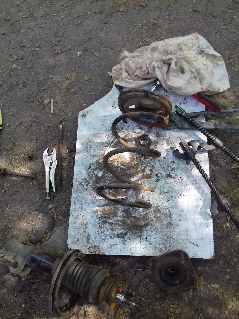 Заниження. Заміна пильовиків-відбійників передніх стійок. Заміна опори та підшипника передньої стійки. 5