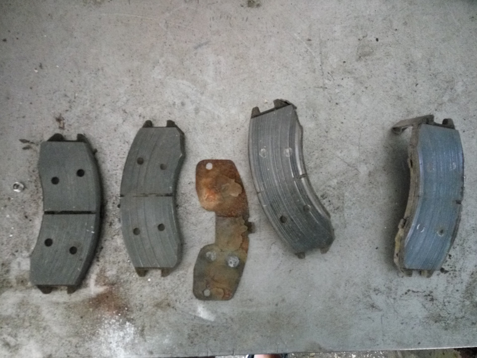 Гальма повинні бути 2
