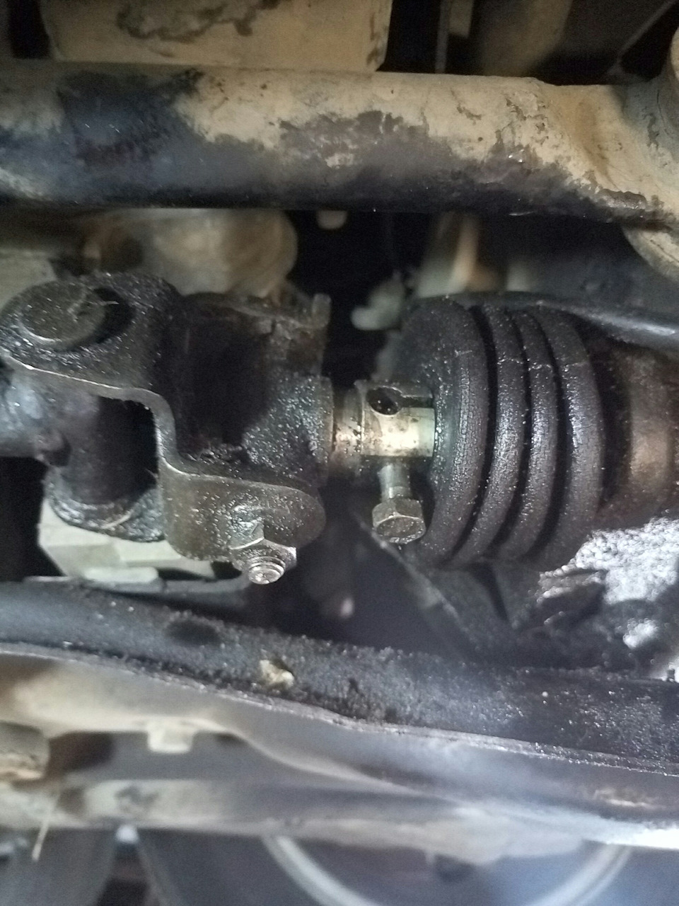 Заміна сальника на КПП Mazda 626 GE 3
