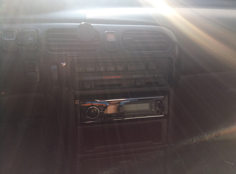 11. Магнітофон Kenwood KMM-304BT 3