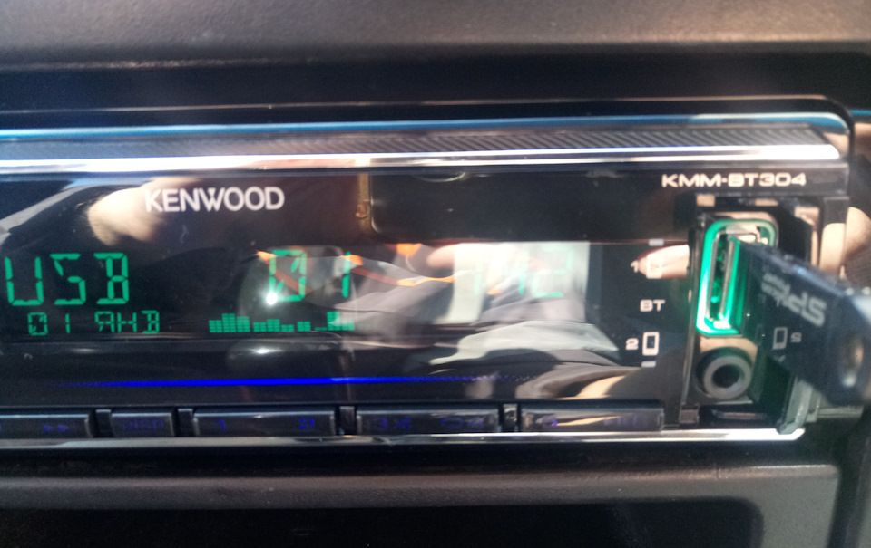 11. Магнітофон Kenwood KMM-304BT 2