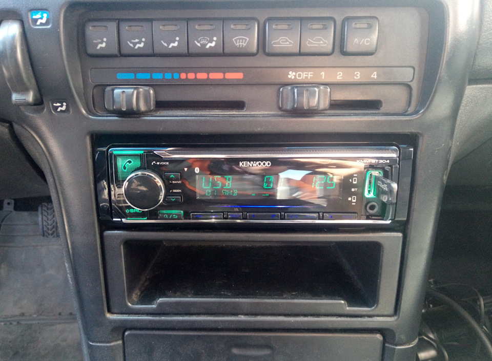 11. Магнітофон Kenwood KMM-304BT 1