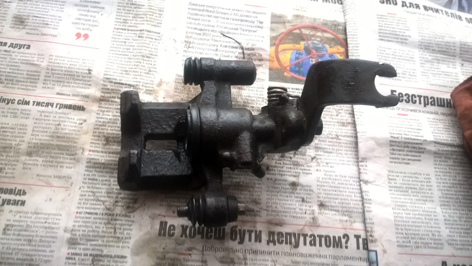 Заміна гальмівного диска, і ремонт супорта, що заклинив. 4