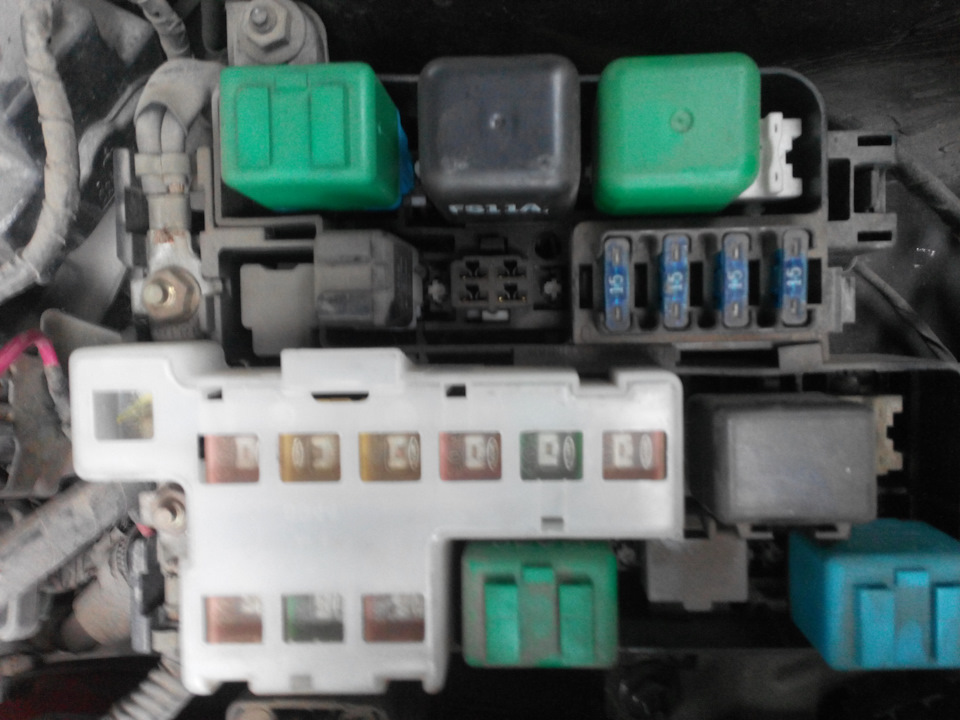 Блок запобіжників мазда 626 ge 3
