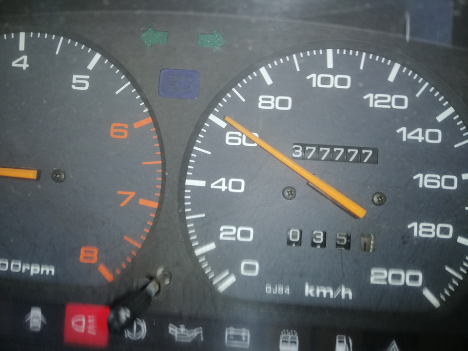 |Будні Mazda`вода: Світла багато не буває: Фари. Лампи. Загальний вигляд. Амортизатори кришки багажника| 2