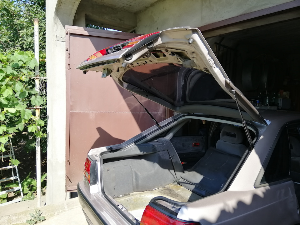 |Вихідні Mazda`вода: Довгоочікувана установка ГБО. Замок багажника. Гайка кріплення двірника| 2