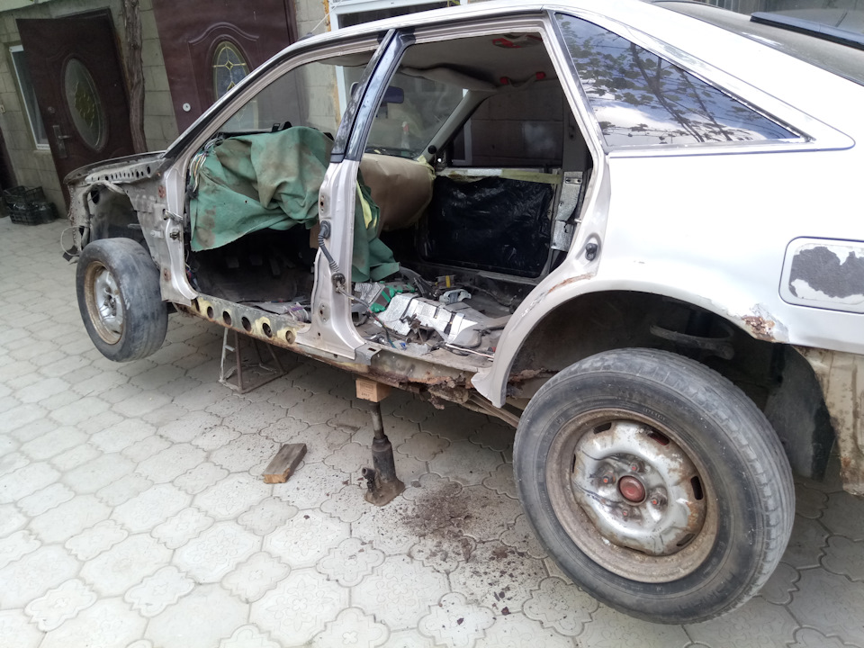 |Вихідні Mazda`вода: Шпигунські фото зроблені у зварювальника ліва сторона, фініш близький. Доводчики скла, номерні рамки| 1