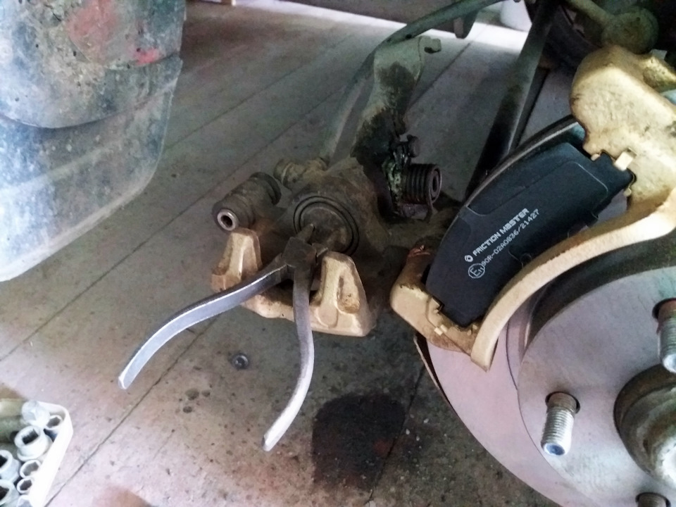 Заміна задніх гальмівних колодок та гальмівних дисків 4