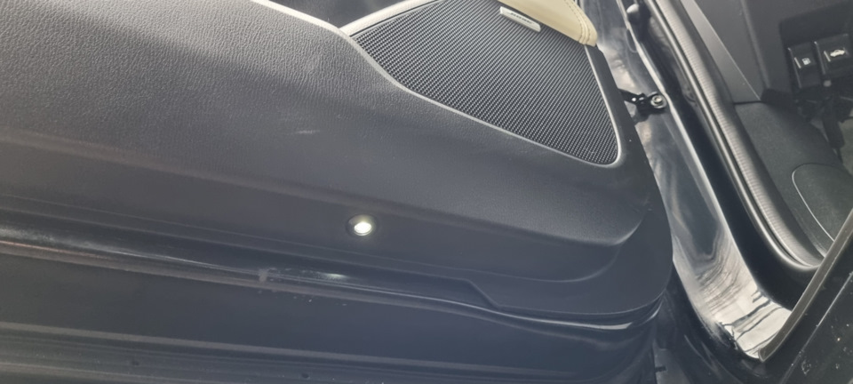 Підсвічування у двері з логотипом MAZDA 2