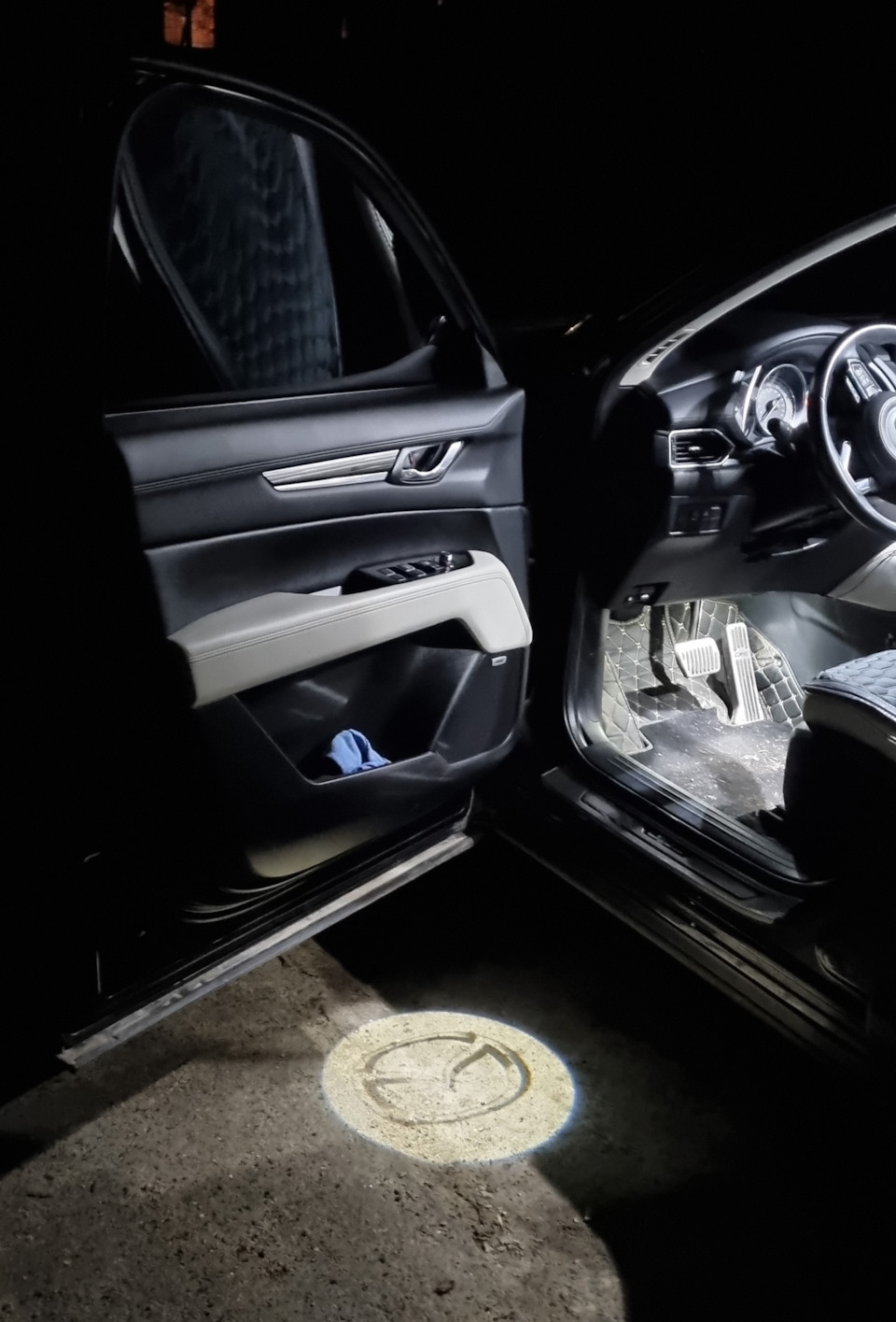 Підсвічування у двері з логотипом MAZDA 1