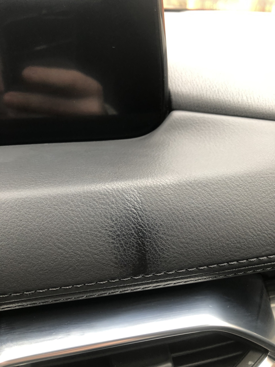 Пляма від рідкого ароматизатора на торпедо Mazda CX-5 KF 1