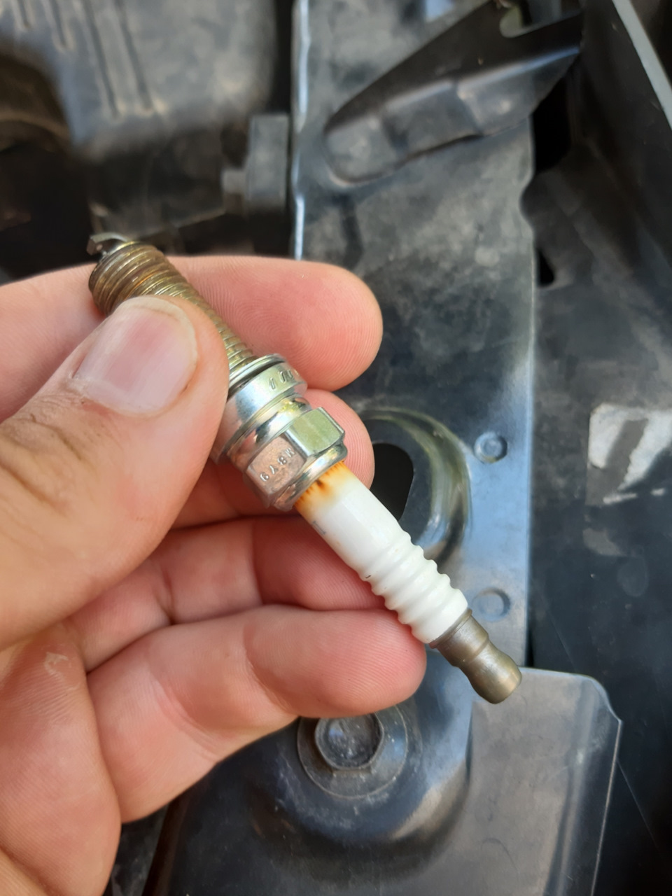 Свічки NGK ILKAR7L11 через 3 тис км після перевірки. 1