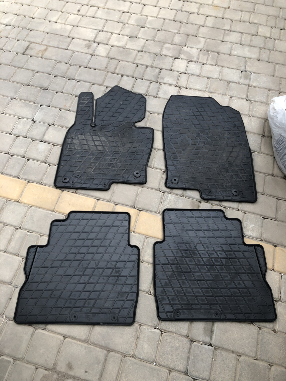 Гумові килимки в салон 1