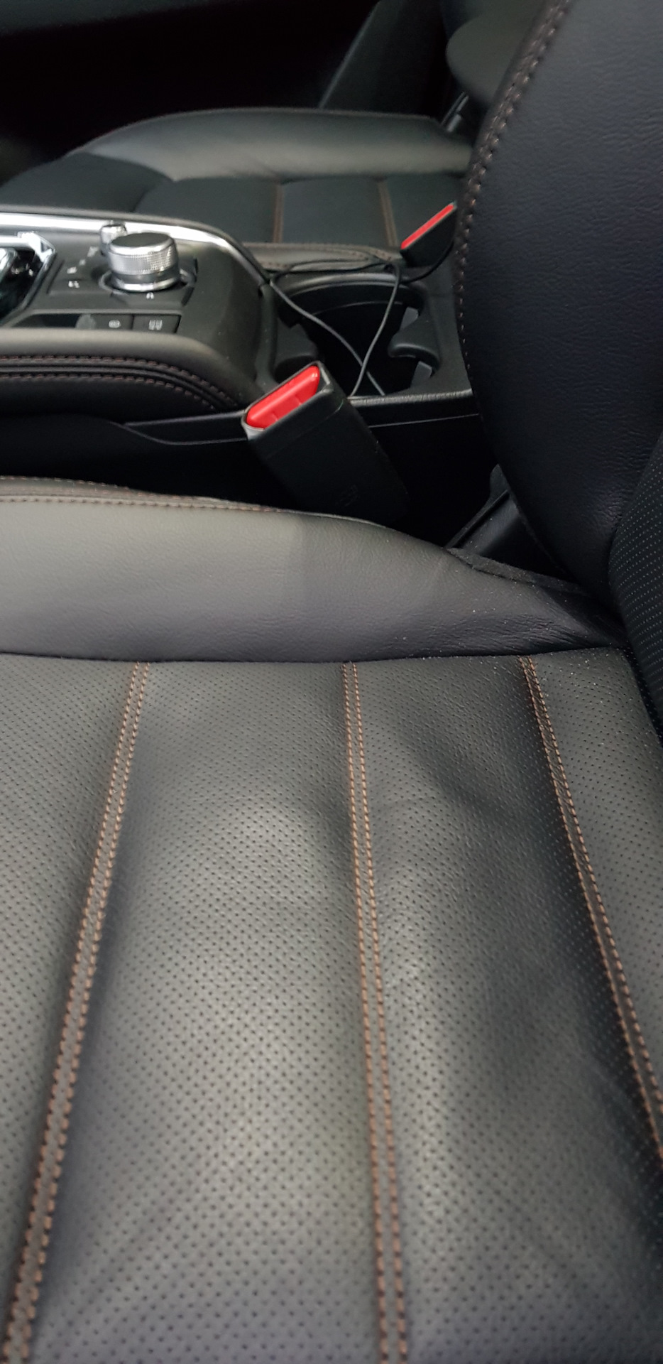 Якість шкіри у авто 2020 випуску Mazda CX5. Виправили чи ні? 3