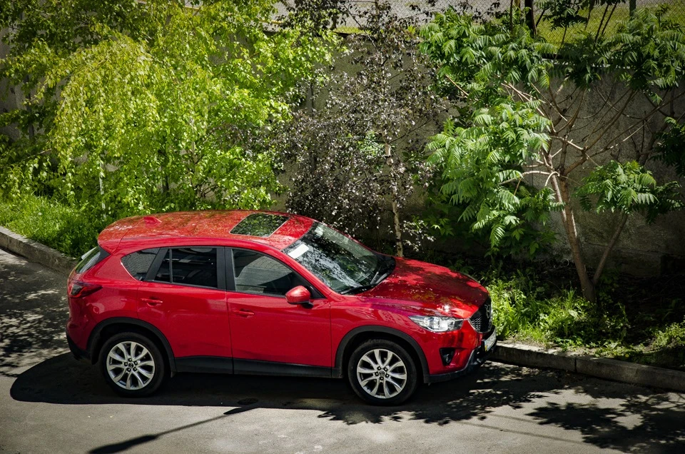 Колір Soul Red Metallic у сонячний день