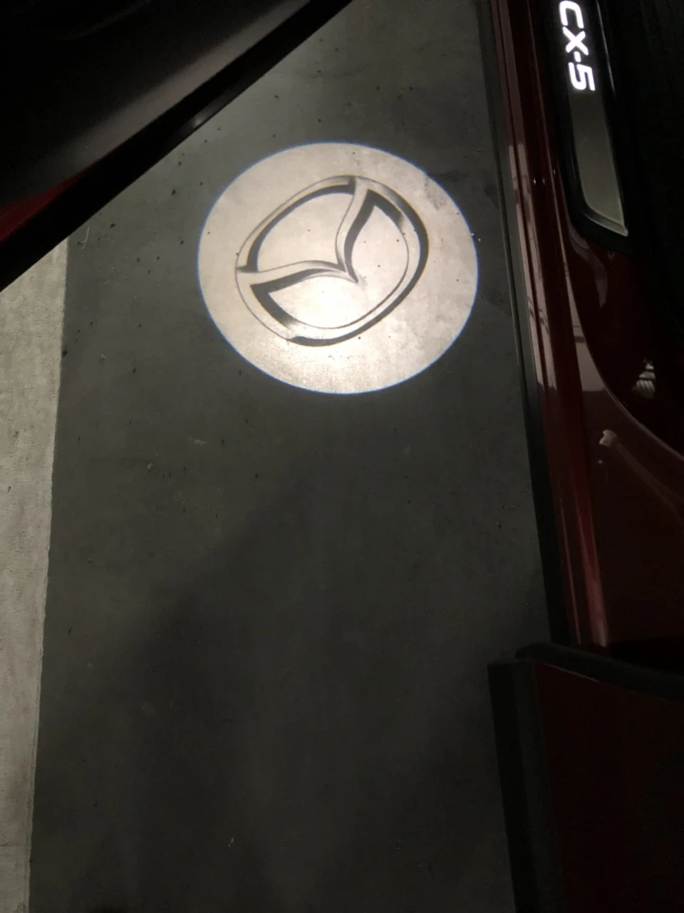 Світлодіодне підсвічування відкритих дверей з логотипом «Mazda»