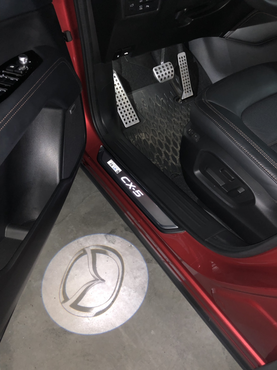 Світлодіодне підсвічування відкритих дверей з логотипом «Mazda» 4
