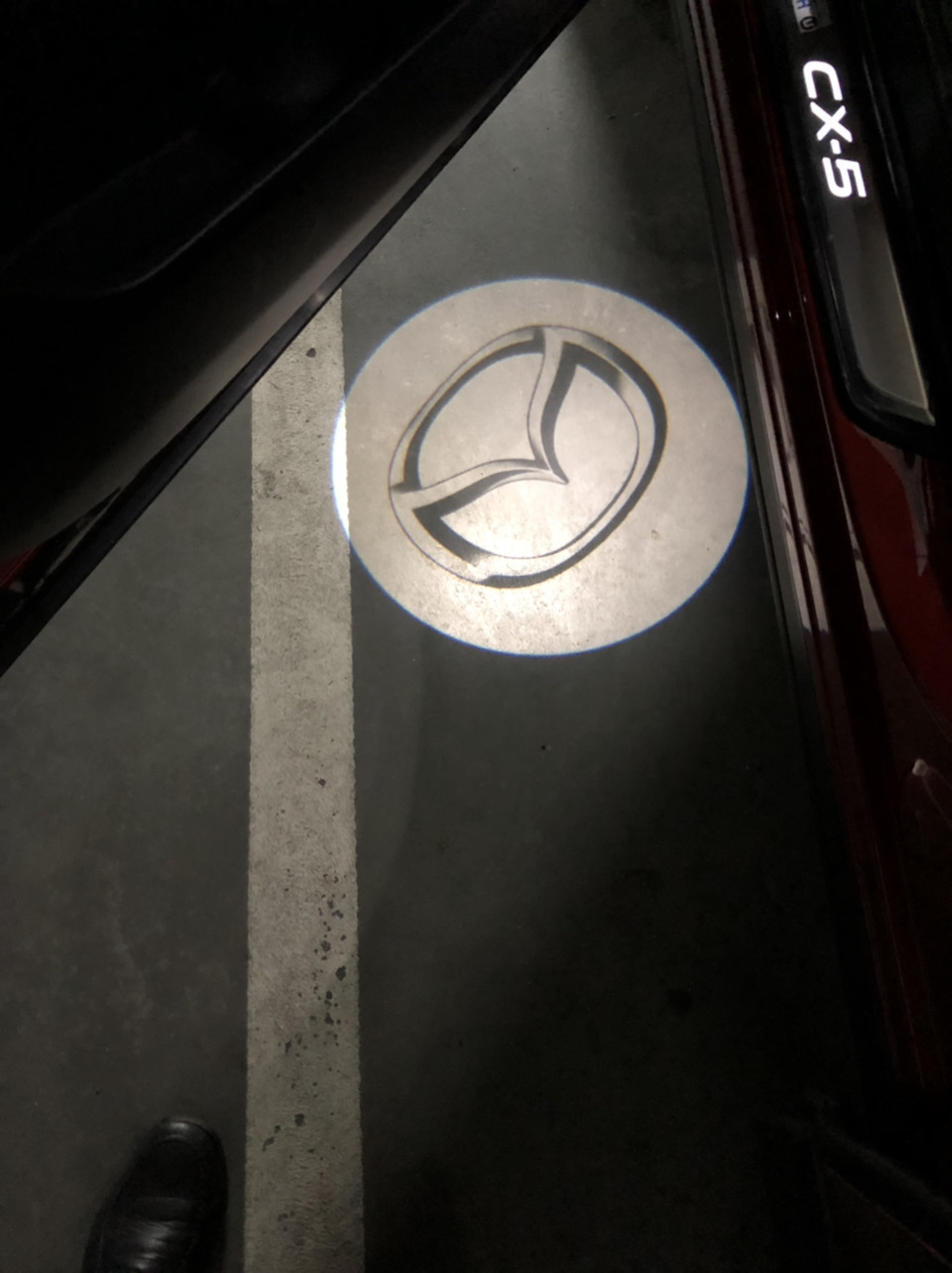 Світлодіодне підсвічування відкритих дверей з логотипом «Mazda» 2