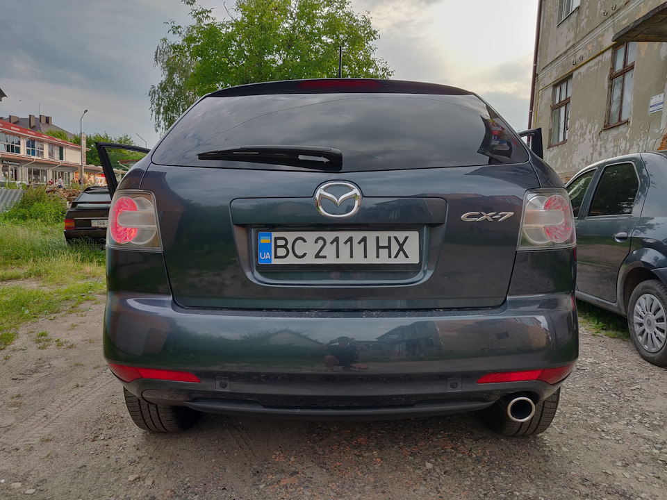 Заміна ламп на діоди в задніх ліхтарях Mazda CX7 4