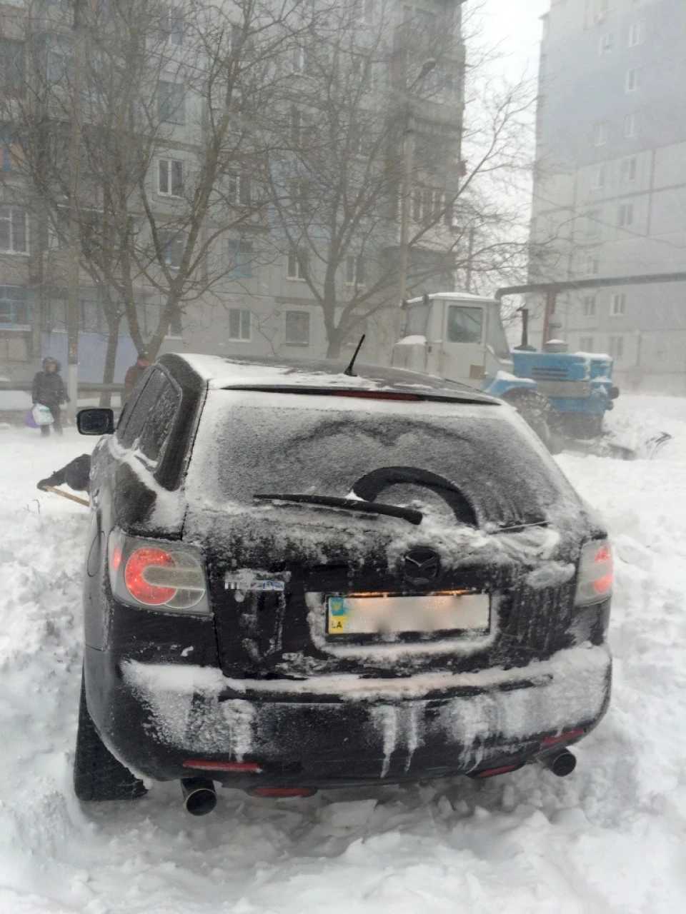 Сів на пузо... Сніг глибокий виявився...