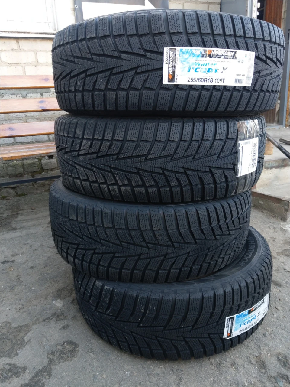 Зимова гума Hankook.)