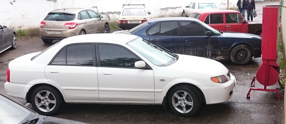 Перші шпигунські фото тонованої Mazda Protege 1