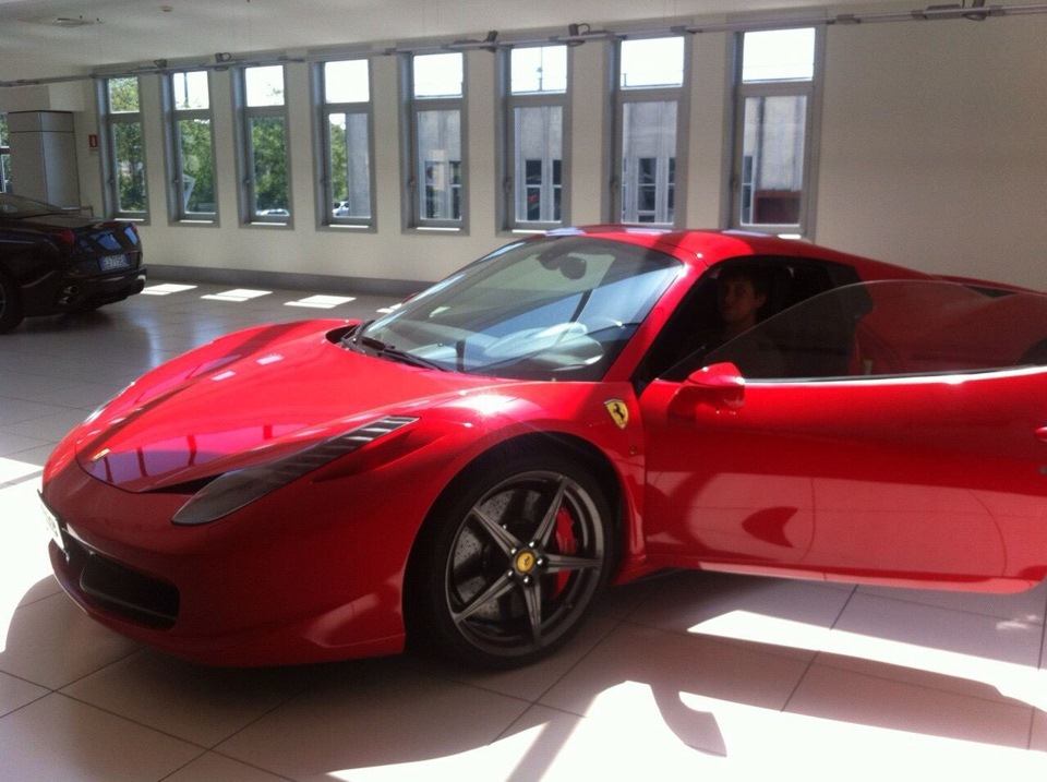 Відвідав Рим і не пропустив салон Ferrari та Maserati 3