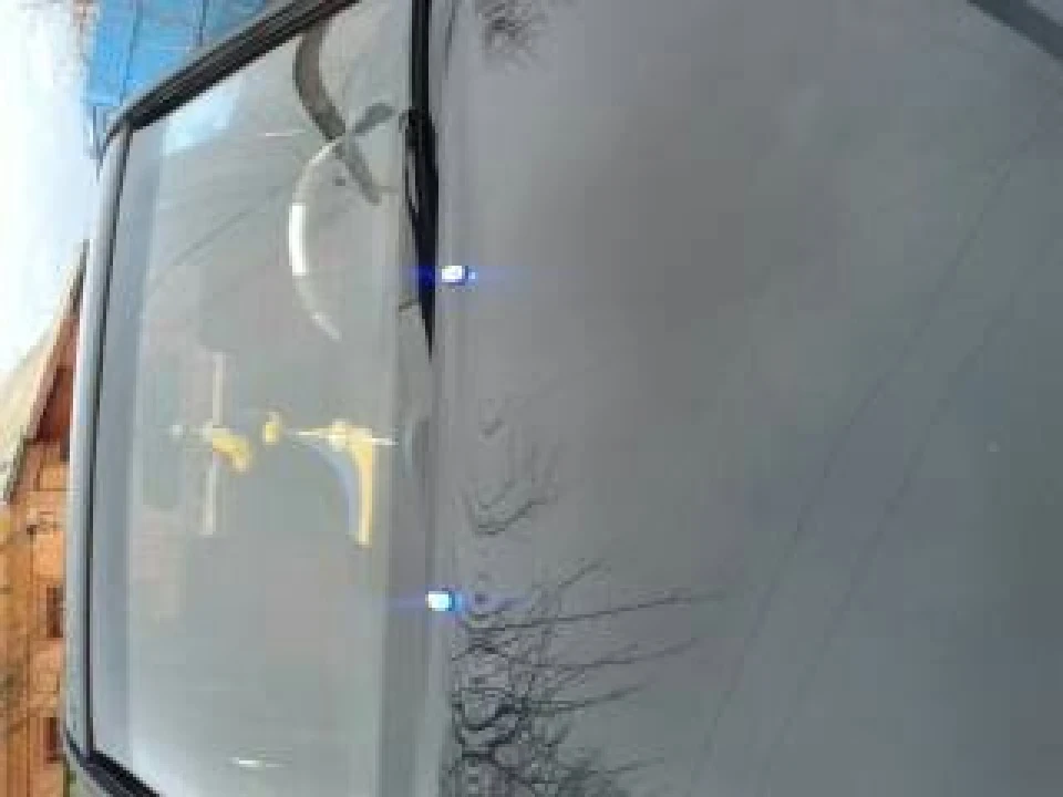 Омивники лобового скла знову світяться.