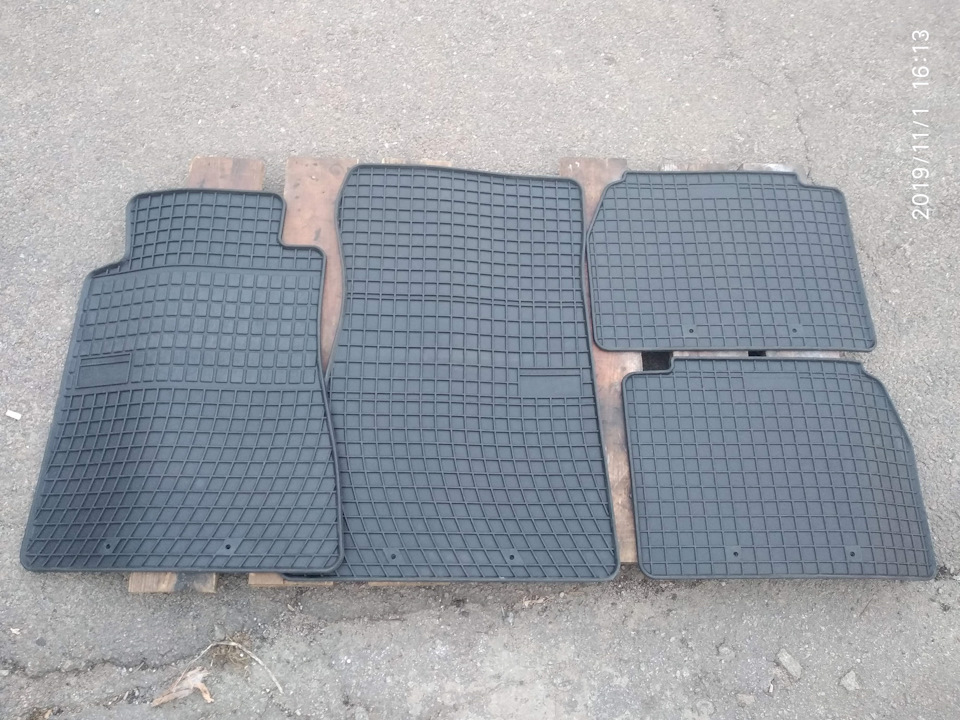 Гумові килимки FroGum в салон 1