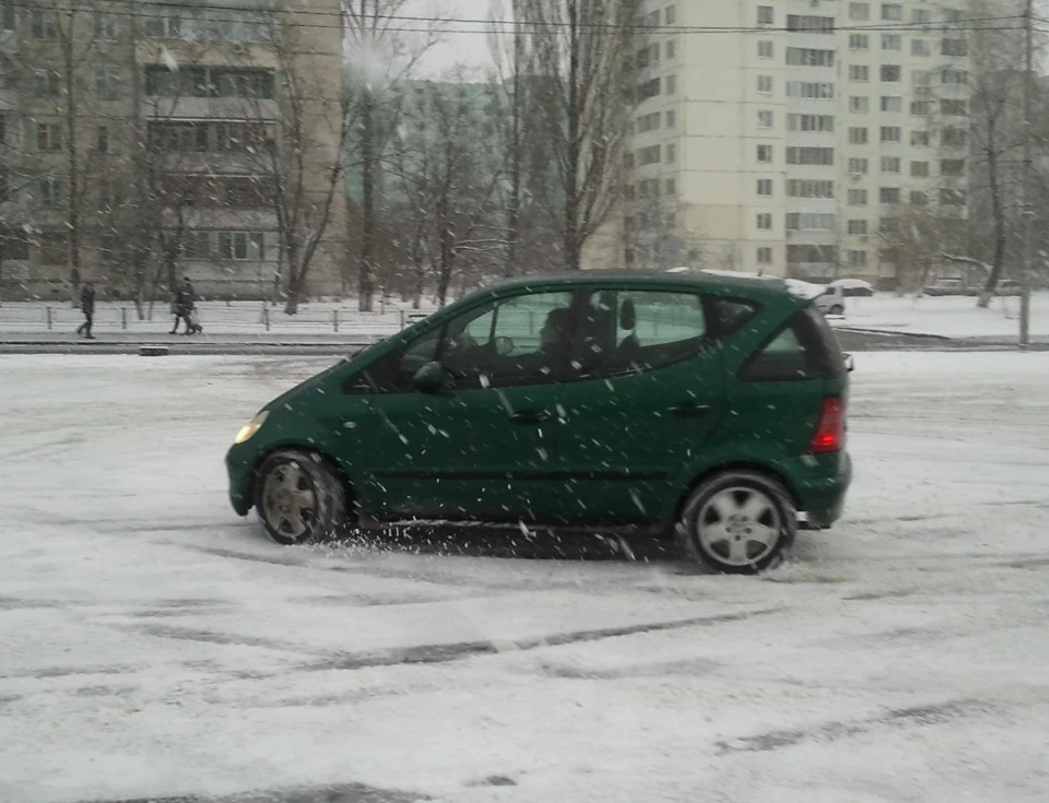 Диті дорвалось до сніжка)))