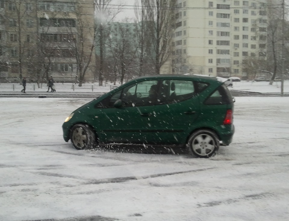 Диті дорвалось до сніжка))) 1