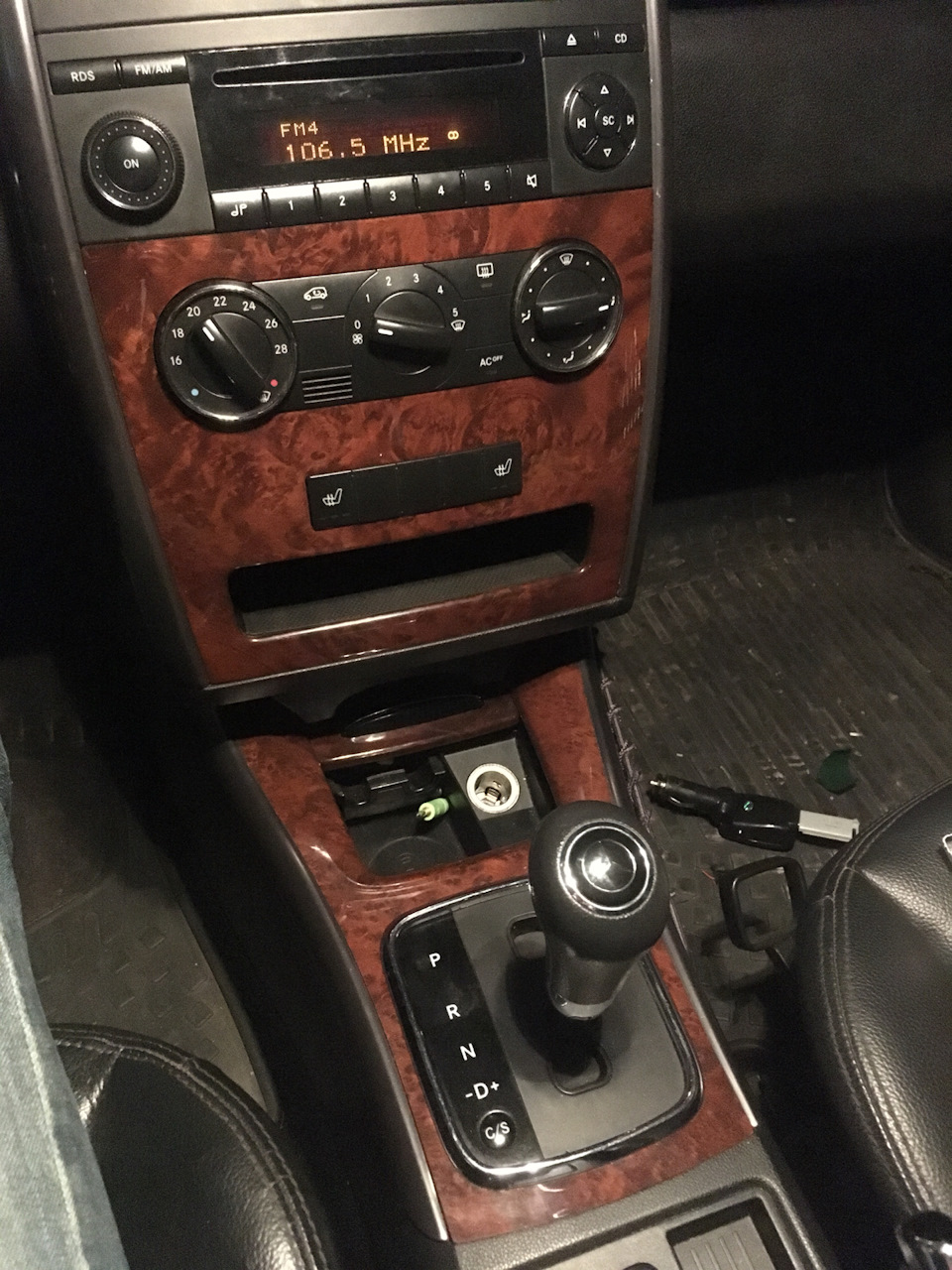 AUX та реєстратор у W245 1