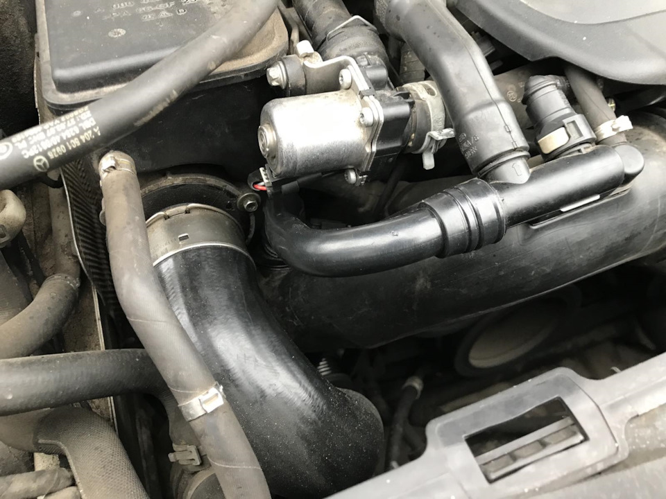 Заміна патрубка впускної системи MB W204 A 2710902029 3