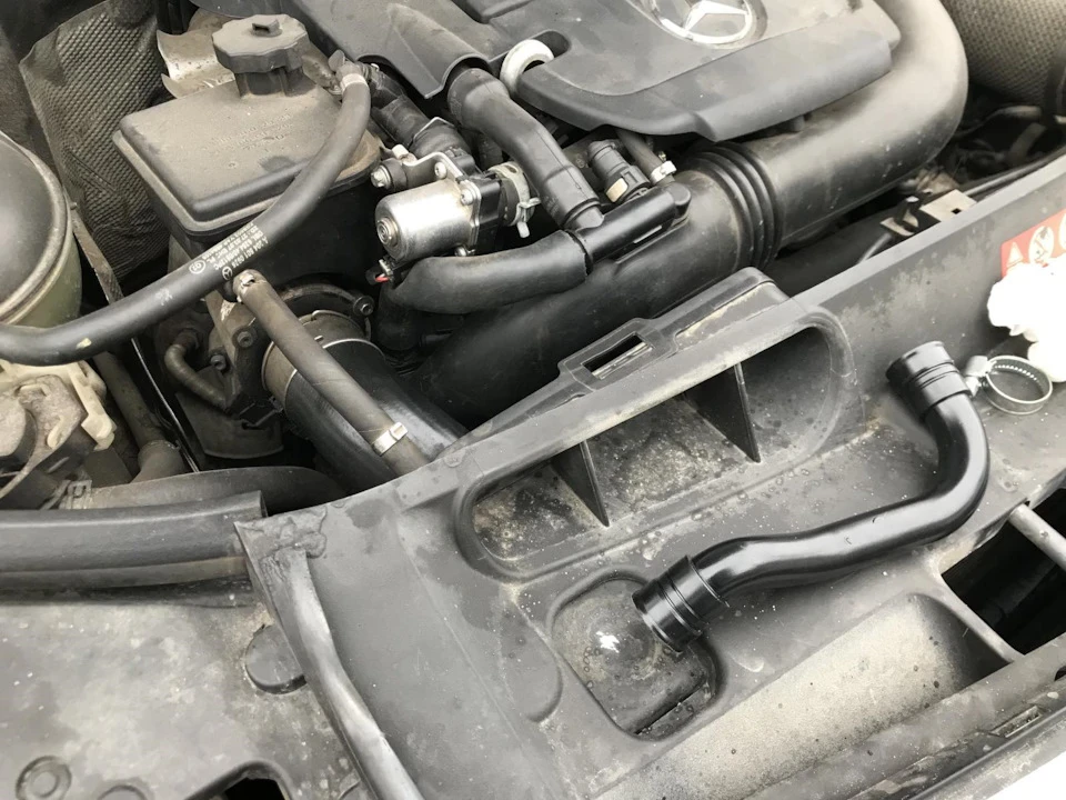 Заміна патрубка впускної системи MB W204 A 2710902029
