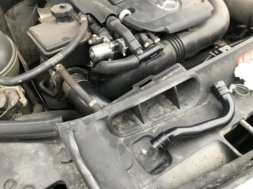 Заміна патрубка впускної системи MB W204 A 2710902029 1
